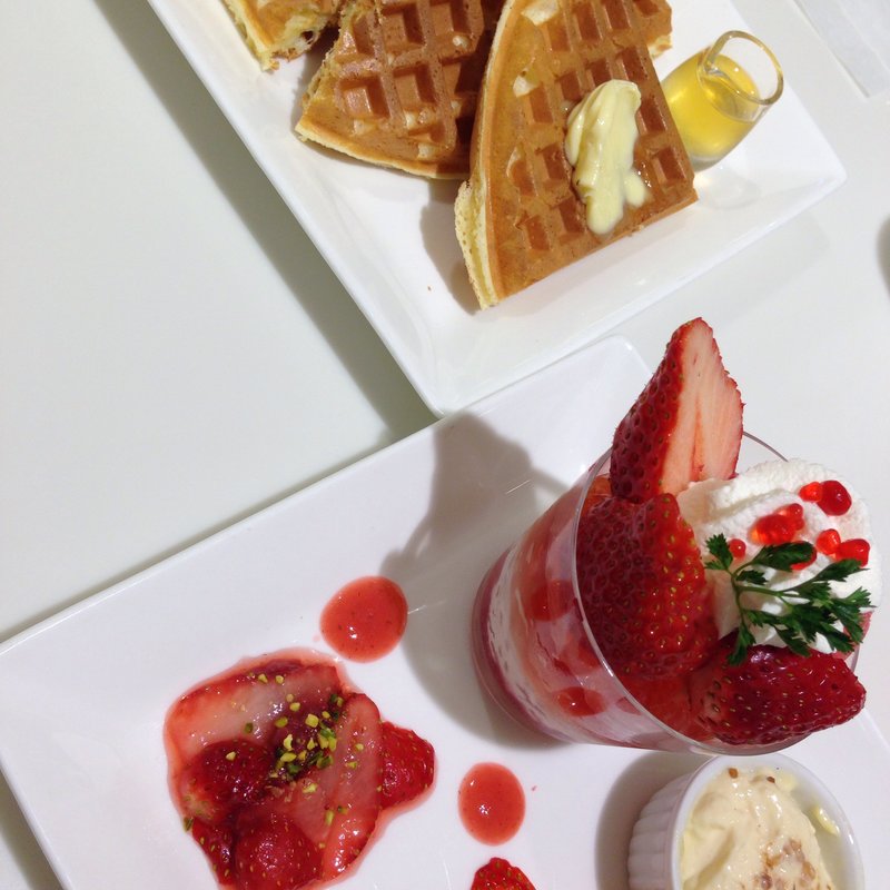 苺のワッフル(新宿高野本店 タカノフルーツパーラー)
