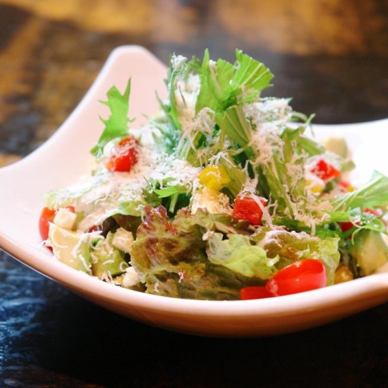 たっぷりチーズとこだわりアボカドのシーザーサラダ(福みみ 柏店 （ふくみみ）)