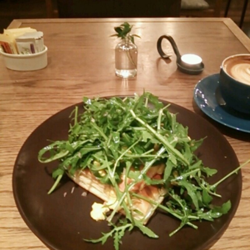 ノルマンディーサーモンのスクランブルエッグパイ(ベイクショップ （BAKE SHOP）)