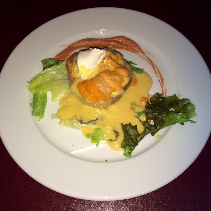 生ウニをたっぷりと乗せた青さ海苔の焼き立て半熟キッシュ(舵 KOBE)