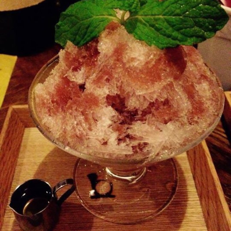 ミルクとハーブとお花のシロップのかき氷(月光荘サロン 月のはなれ)