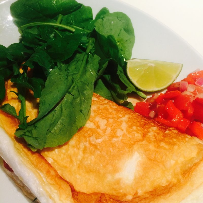 エッグホワイトオムレツ w/シュリンプ、スプリングオニオン、サルサロッサ(bills)