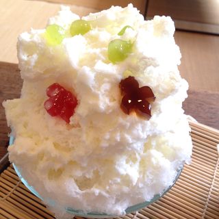 白雪カキ氷（練乳フルーツ）(菓子・茶房 チェカ （cheka）)