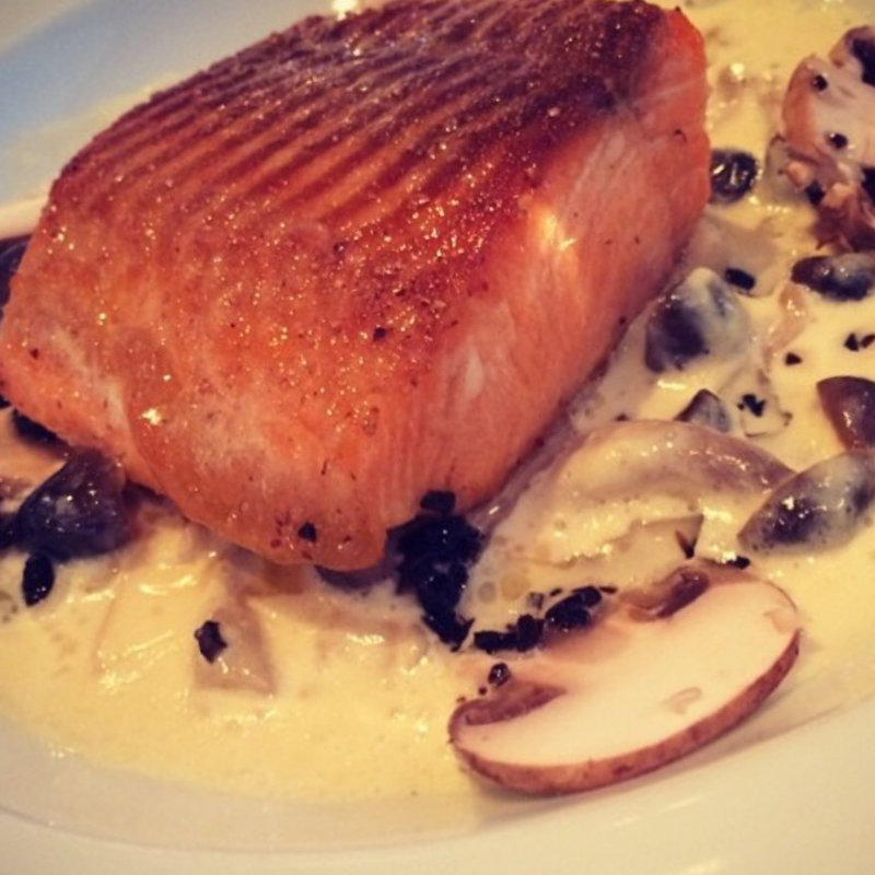 サーモンのソテーきのこライトクリームスープ仕立て(ボンダイカフェ)