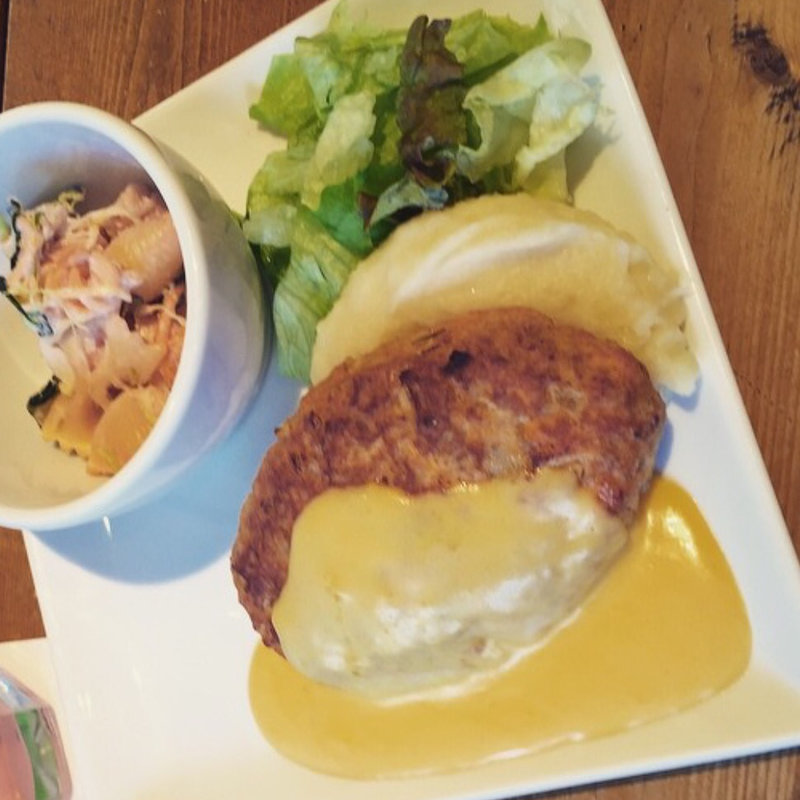 サーモンバーグステーキ 特製オランデーズソース マッシュポテト添え(ボンダイカフェ)