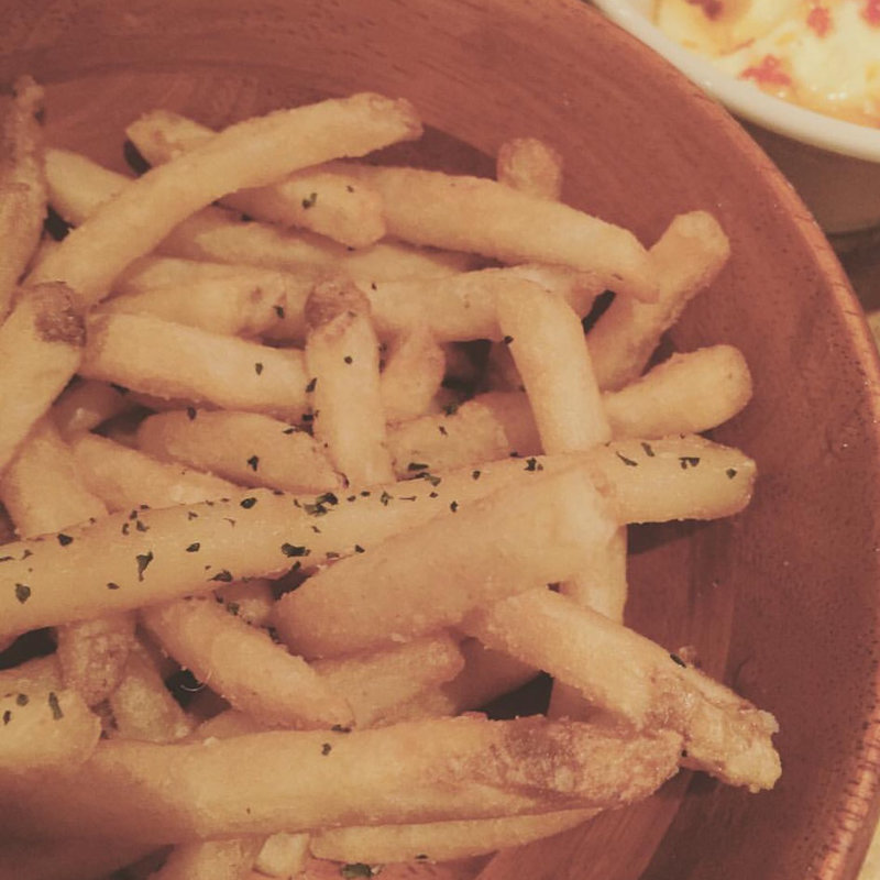 皮付きフライドポテト スウィートチリサワークリーム添え(ボンダイカフェ)