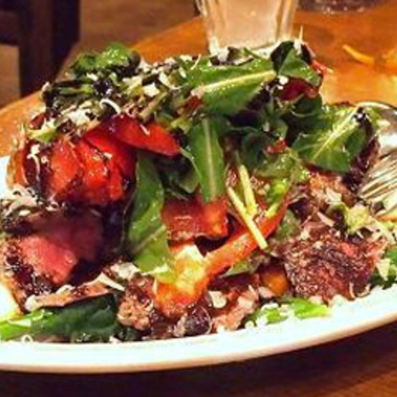 牛もも肉のタリアータ　湘南ルッコラ　トマト　井ノ口さんのグラナパダーノ(フォセッタ / Fossetta)