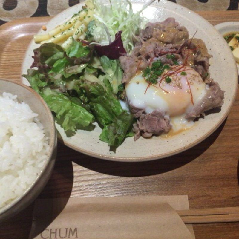 唐黍牛のしゃぶしゃぶピリ辛ゴマだれ 温玉のせ定食(チャムアパートメント （CHUM APARTMENT）)