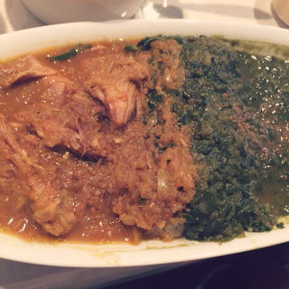 無添加「ほうれん草と半熟たまごのカレー」と「豚150カレー」のハーフ＆ハーフ(ゆうばーる)