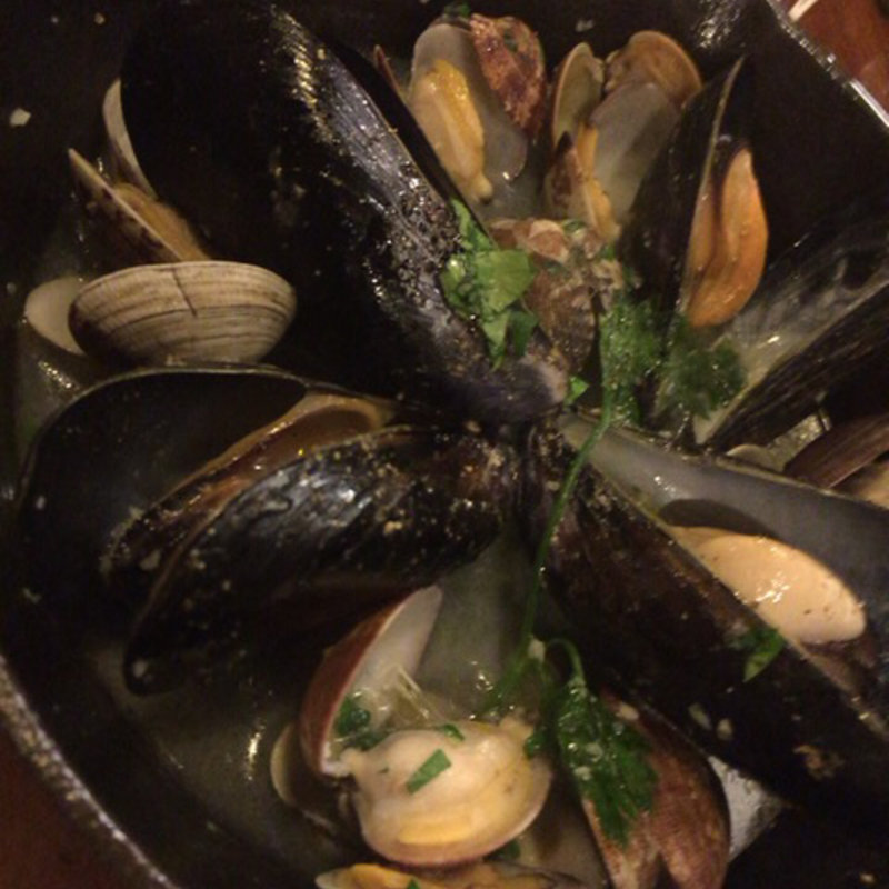 あさりとムール貝の白ワイン蒸し(funicula)