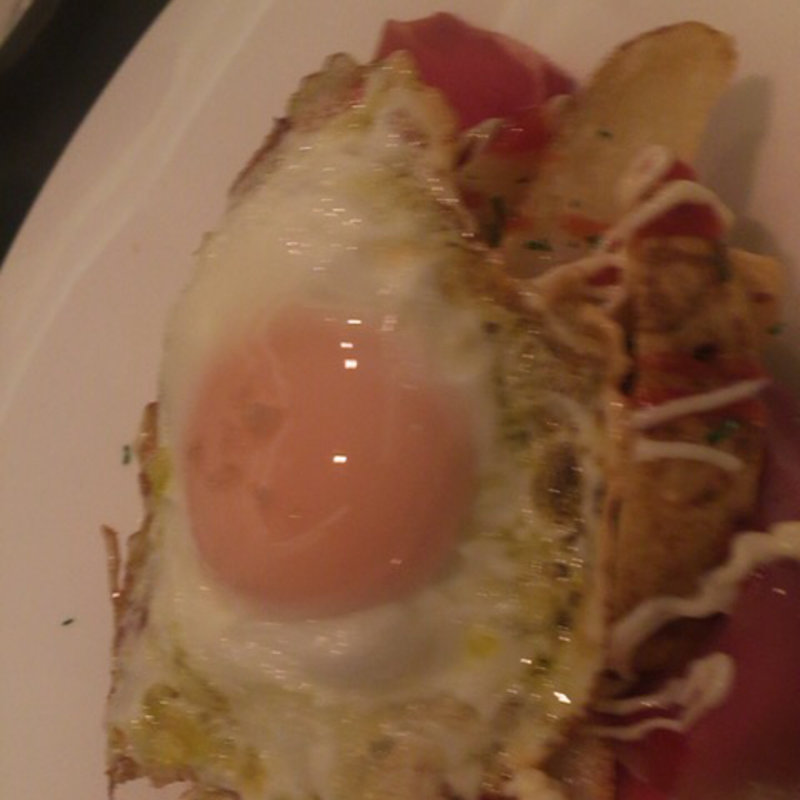 フライドポテトと生ハムの目玉焼きのせ(フェルミンチョ)