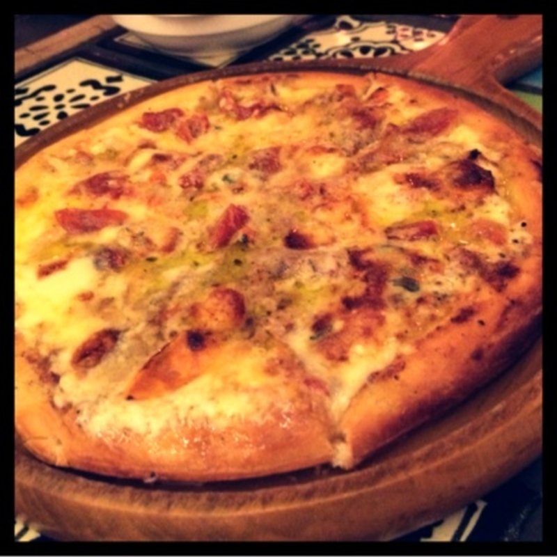 チーズとアンチョビのピッツア(and people udagawa)