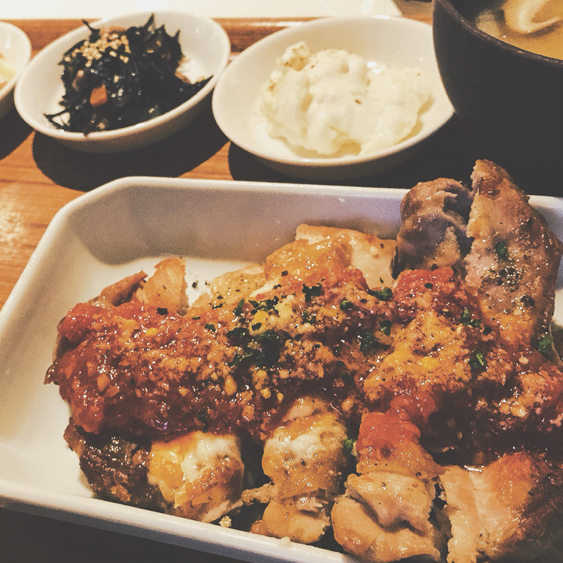 チキンソテー トマトソース(MID ミッドダイニング)