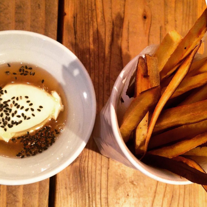 揚げたサツマ芋スティック蜂蜜クリームサワー添え(ボンダイカフェ)