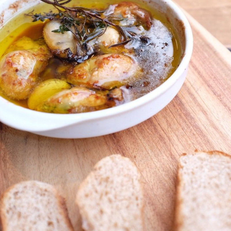 牡蠣のアヒージョ(ボンダイカフェ)