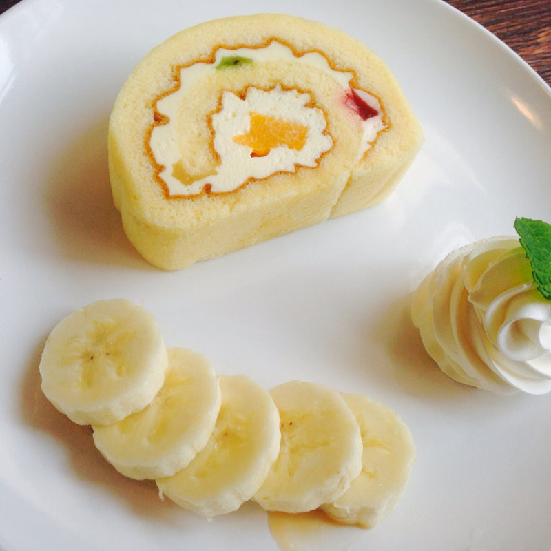 季節のフルーツロールケーキ(positive cafe)