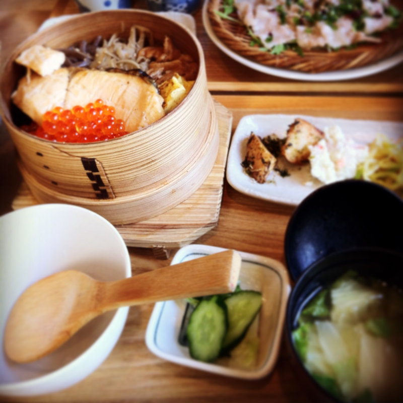 焼き鮭といくらのわっぱ飯(あえん)