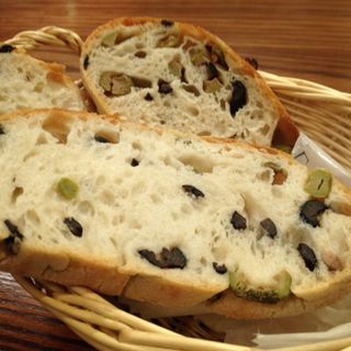 オリーブのパン(PAUL 六本木一丁目店)