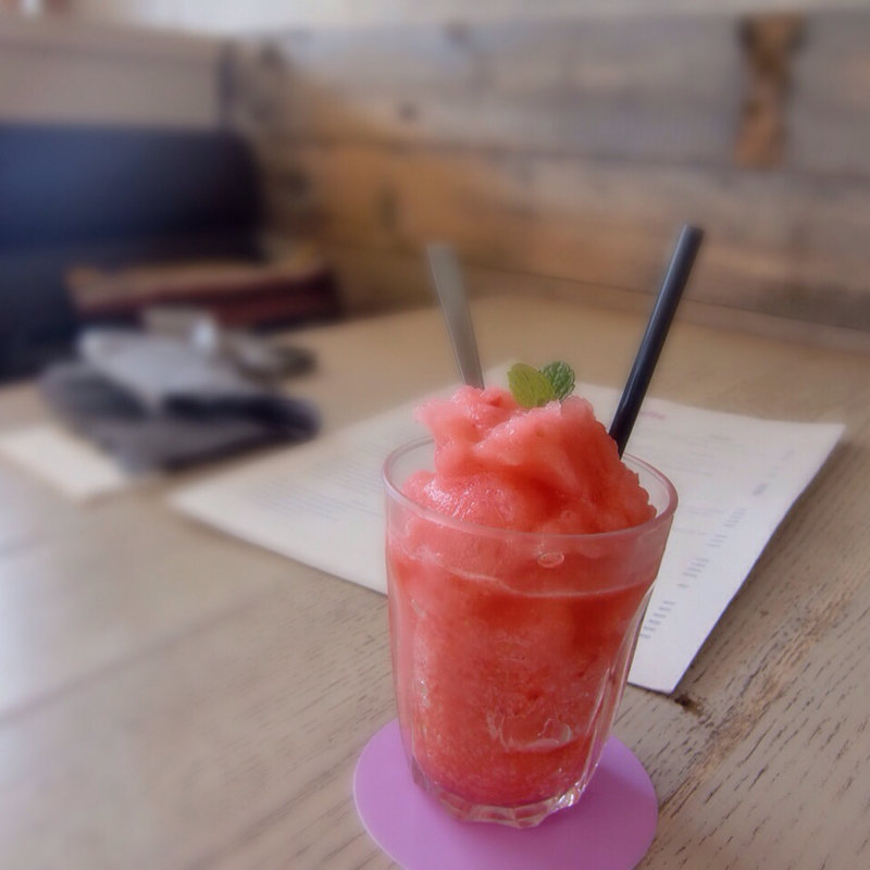 ラズベリーと苺のフラッペ(bills 七里ヶ浜)