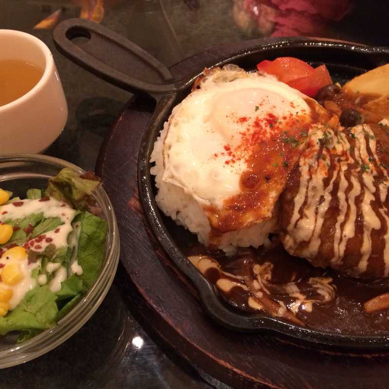 鉄板ロコモコプレート目玉焼きのせ(ホレホレ カフェアンドダイナー ミント神戸)