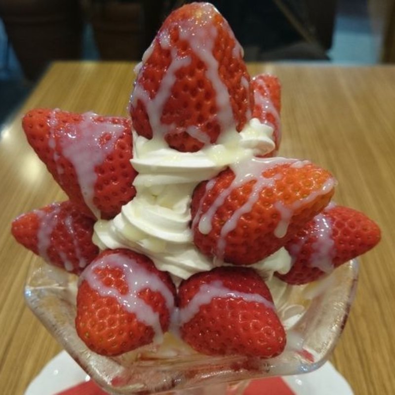 いちごパフェ(ミキ フルーツ)