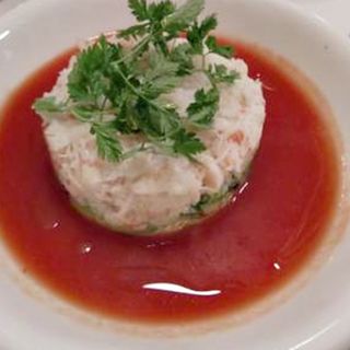 MENU A前菜 タラバガニとアボカドのトマトスープ仕立て(ラミティエ)