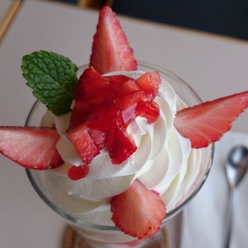 いちごパフェ(喫茶エレーナ)