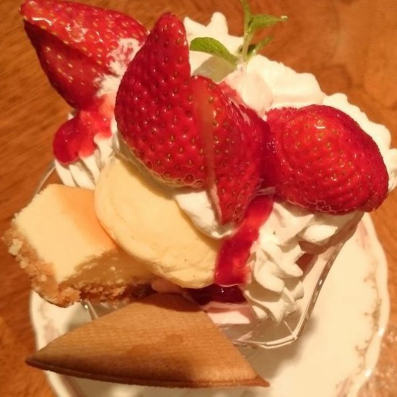 プレミアムいちごパフェ(ロイヤルサロン大和 )