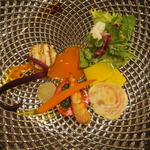 帆立貝と赤海老のグリエ サラダ仕立て  　　人参のエッセンスとフルーツトマトと共に