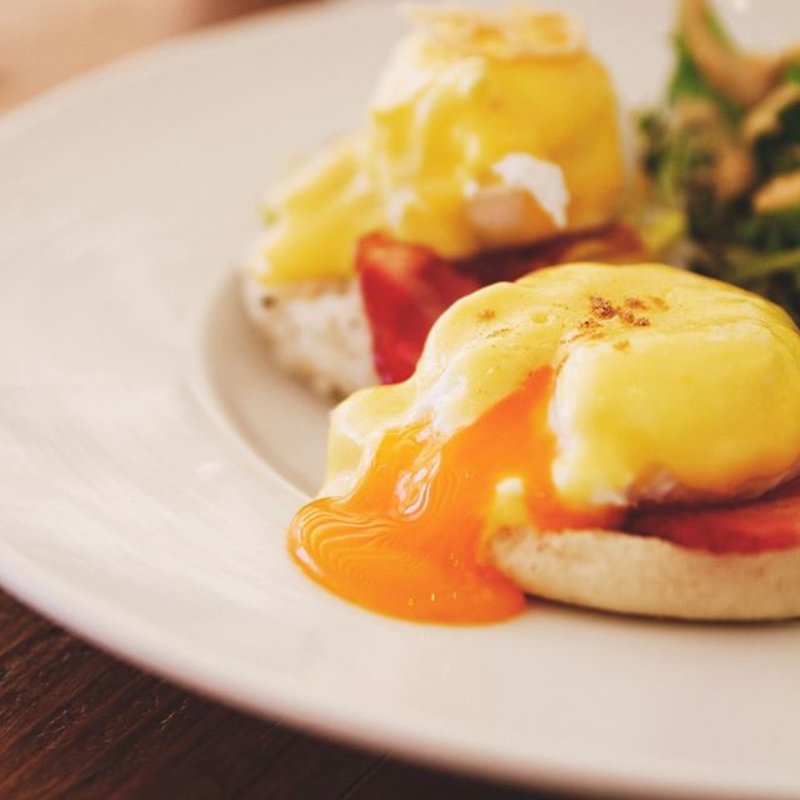 ーフ＆ハーフエッグベネディクト(エッグセレント)