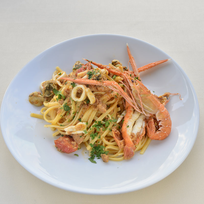 駿河湾直送アカザエビと魚介のリングイネ(Trattoria la Eterna（トラットリア・ラ・エテルナ）)