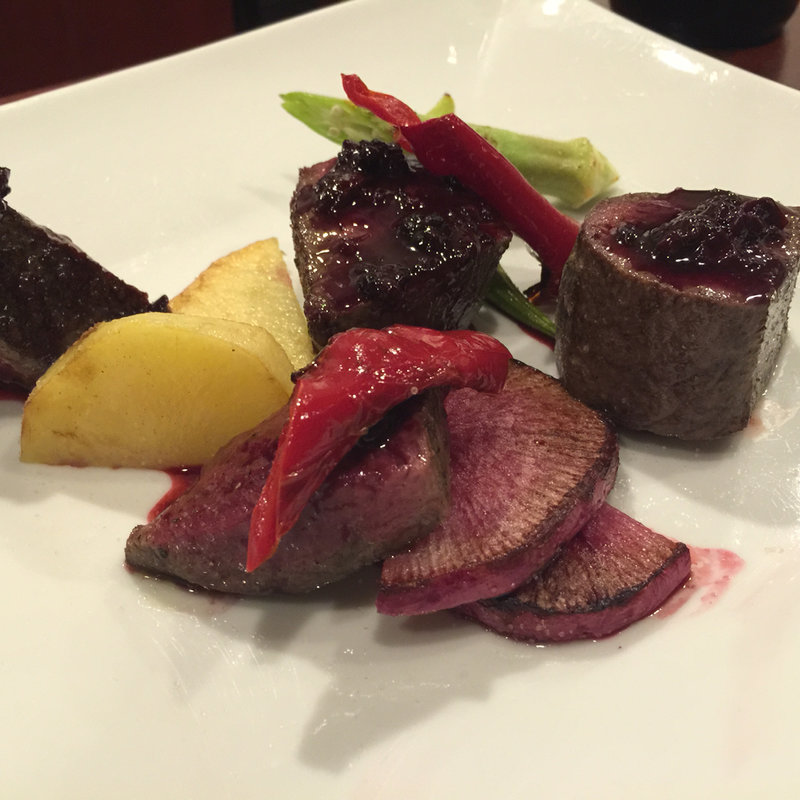 静岡産鹿もも肉のローストブラックベリーソース(森サンジョヴェーゼ )