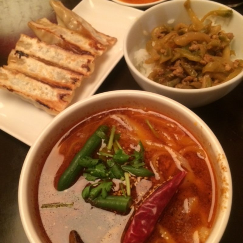 ハーフ刀削麺と餃子のセット(金燕酒家 （キンエンシュカ）)