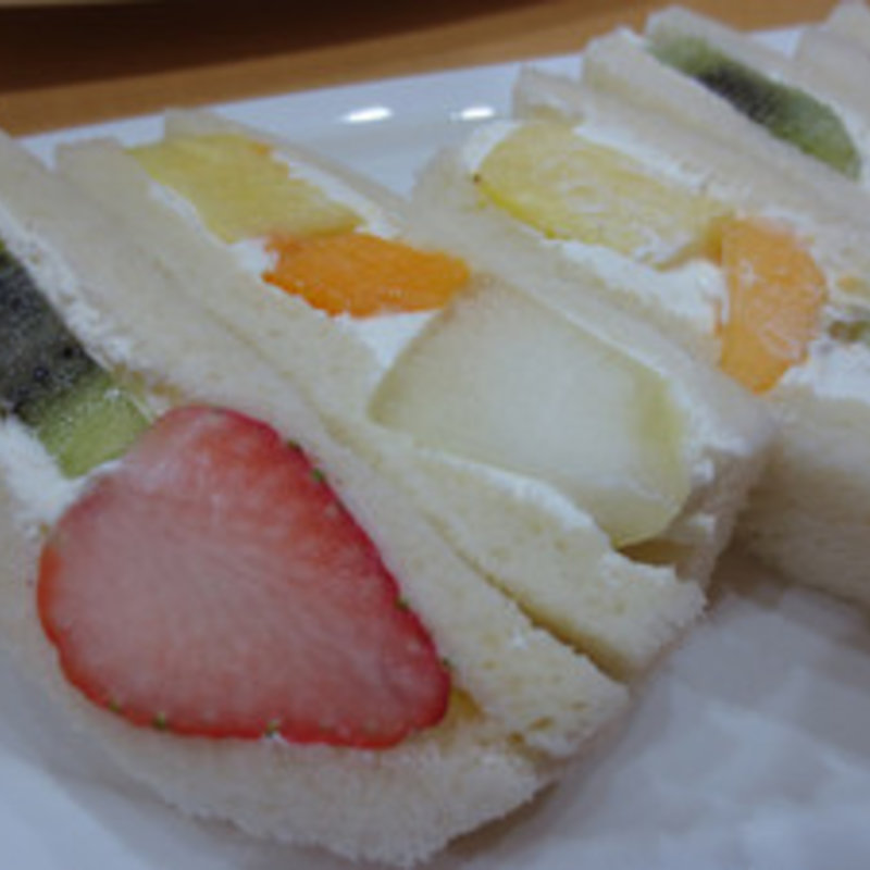 フルーツサンドとミックスジュースのセット(ヤオイソ 四条大宮店 )