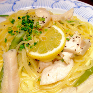 蒸し鶏とグリーンアスパラのレモンクリームパスタ