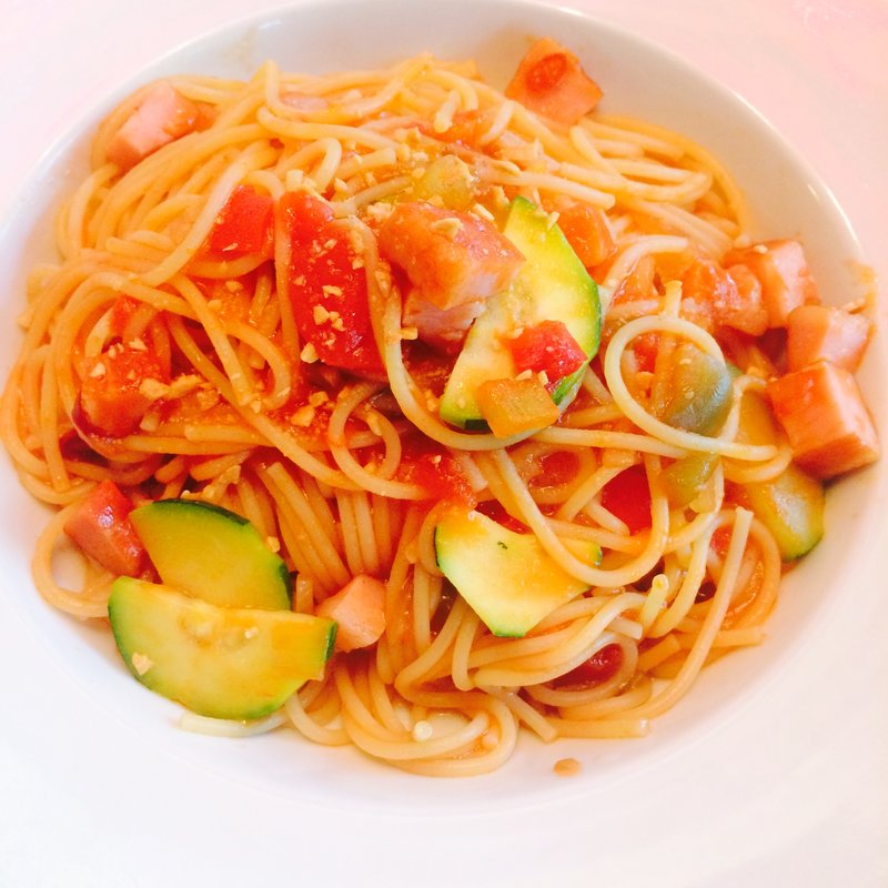 ズッキーニとベーコンのトマトパスタ(渋谷バール＆ダイン)