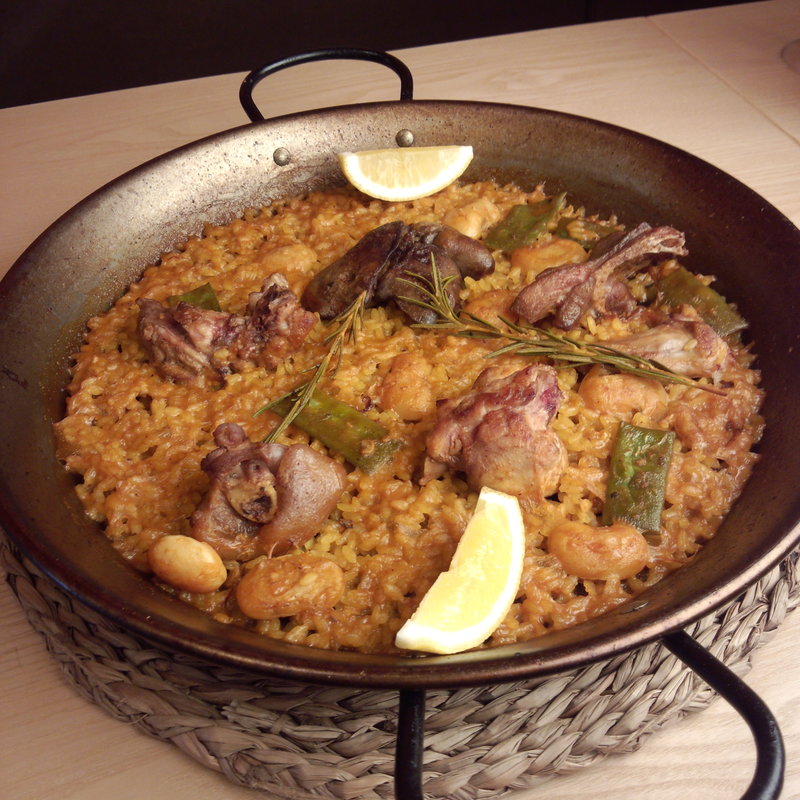 バレンシア風パエリア　うさぎ肉ととり肉を使ったお肉のパエリア(エル チリンギート 南スペイン料理とDeli)