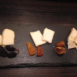 個性的国産チーズの盛り合わせ3種