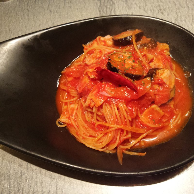 揚げナスとベーコンの辛口トマトソース(ビバパスタ )