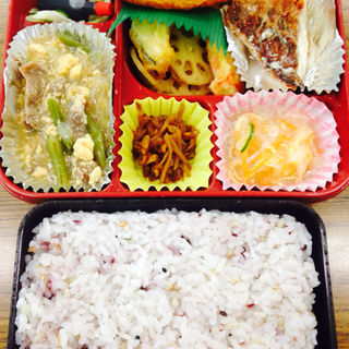 五穀米とヘルシーおかず弁当(おべんとうの玉子屋)