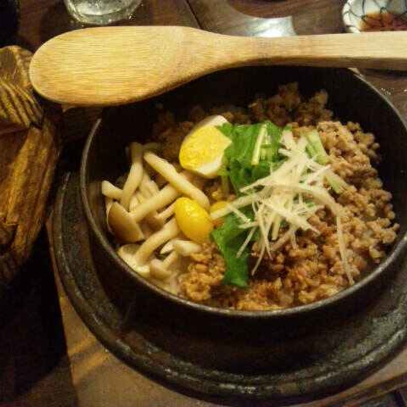 鶏とそぼろとしめじの釜めし(釜めし菜時記 菜つ屋)