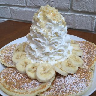 バナナ、ホイップクリームとマカデミアナッツパンケーキ(Eggs 'n Things 京都四条店)