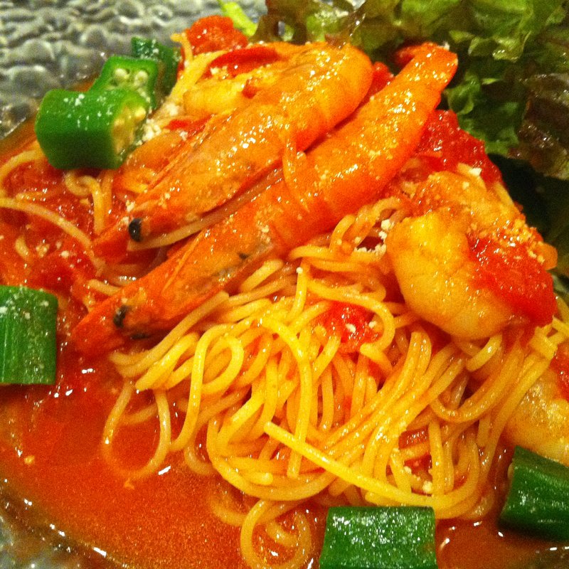 エビとオクラの冷製トマトパスタ(煮込みビストロ banco )