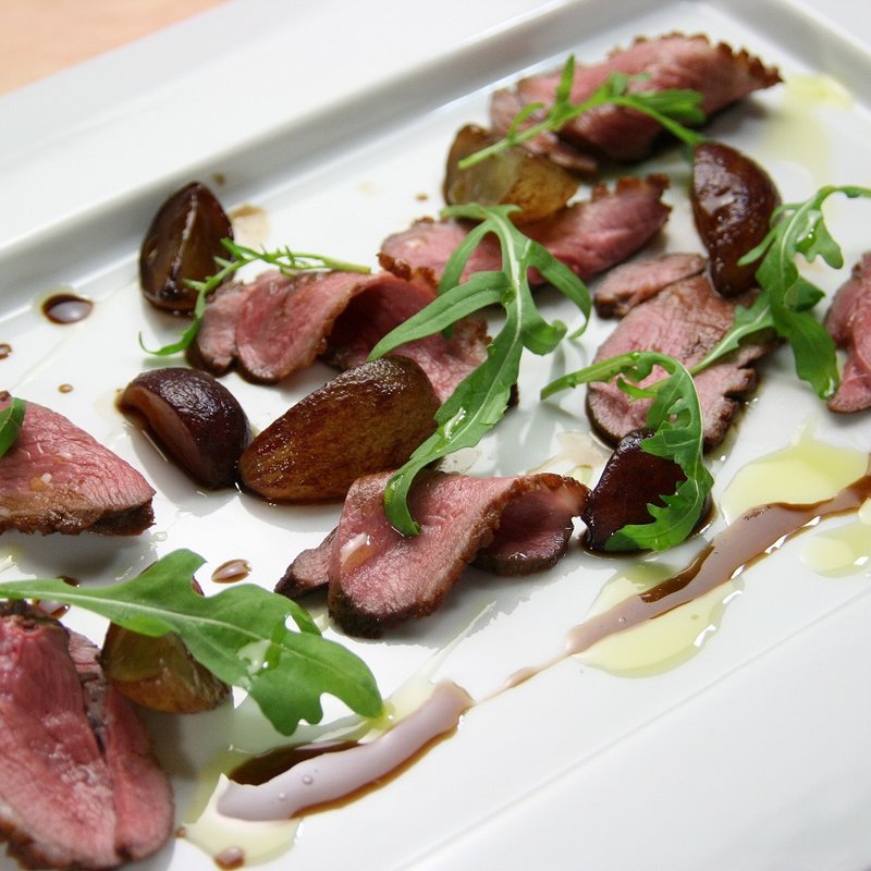 和牛イチボ肉のタリアータ　ヴィンコットソース(イゾリーナ )