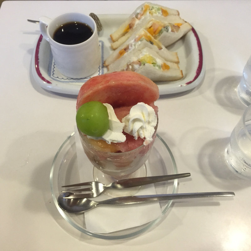 桃のパフェ(フルーツパーラーフクナガ )