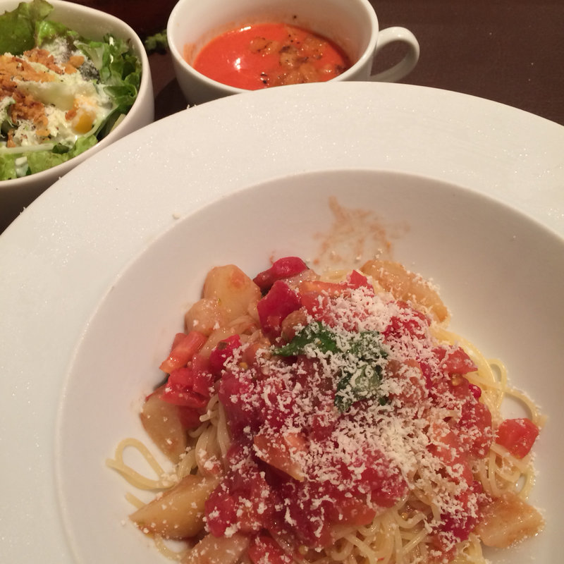 桃とトマトの冷製カッペリーニ(プリマパルティーレ)