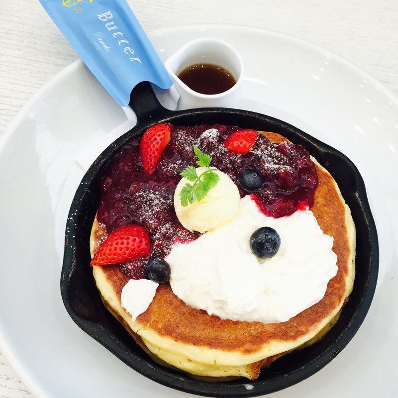 トリプルベリーとクリームチーズの窯出しフレンチパンケーキ(Butterイオンモール伊丹店)
