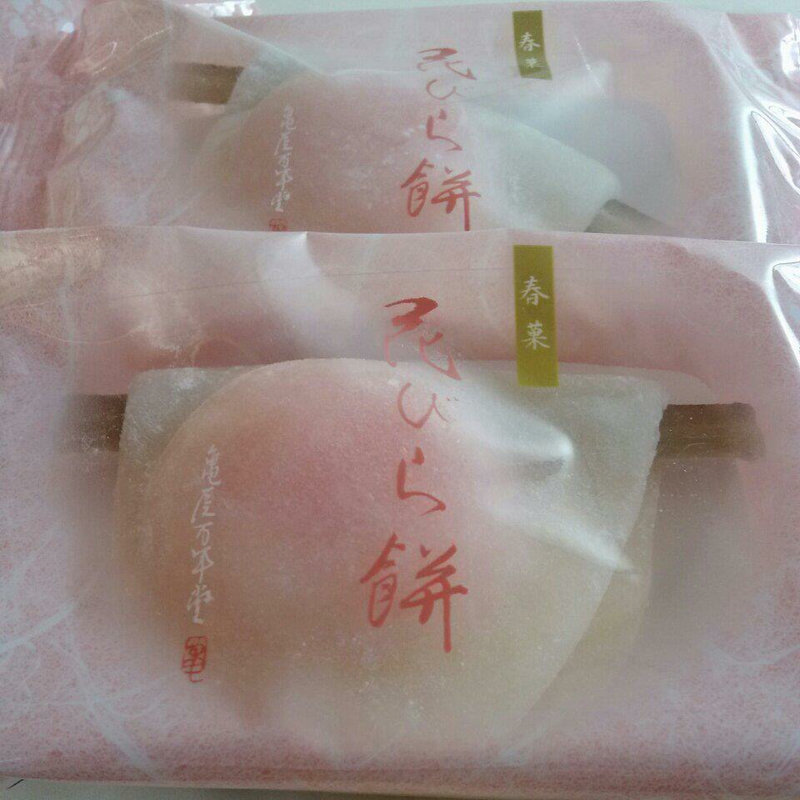 花びら餅(株式会社亀屋万年堂 自由が丘総本店)