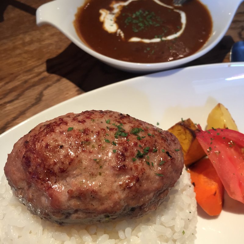 牛すじ煮込カレー ハンバーグのせ(ライバック   (Lie Back))