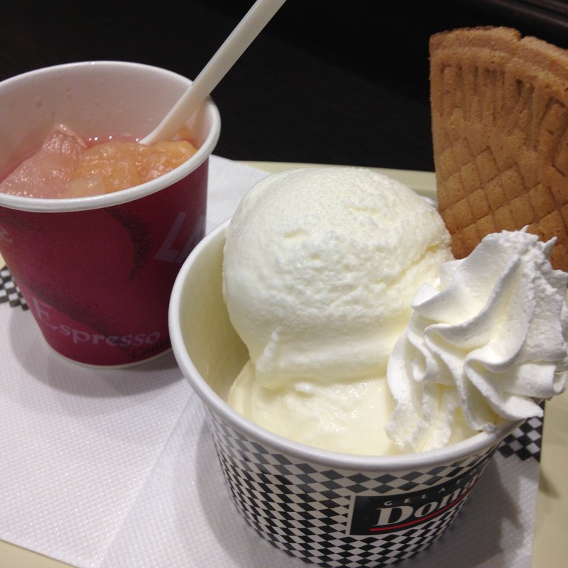 ホワイトクリーム　桃のアフォガード(ドナテロウズ)